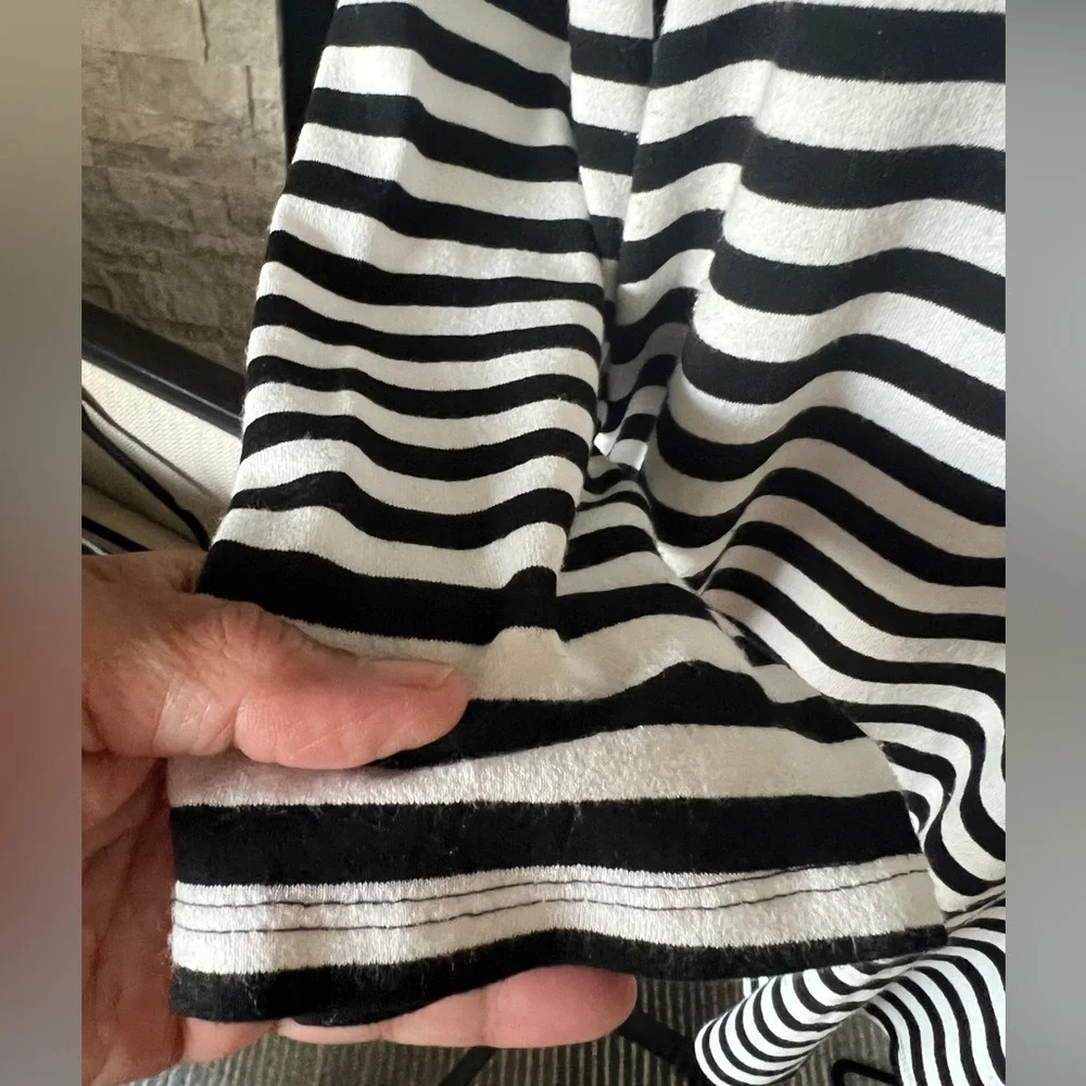 Chico's Size 1 black/white striped swing long sleeve shirt - Picture 6 of 8
